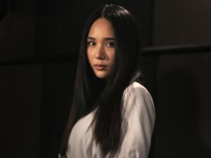 "The Medium" adalah film horor yang menggabungkan elemen supernatural dan misteri dengan cerita yang menegangkan.